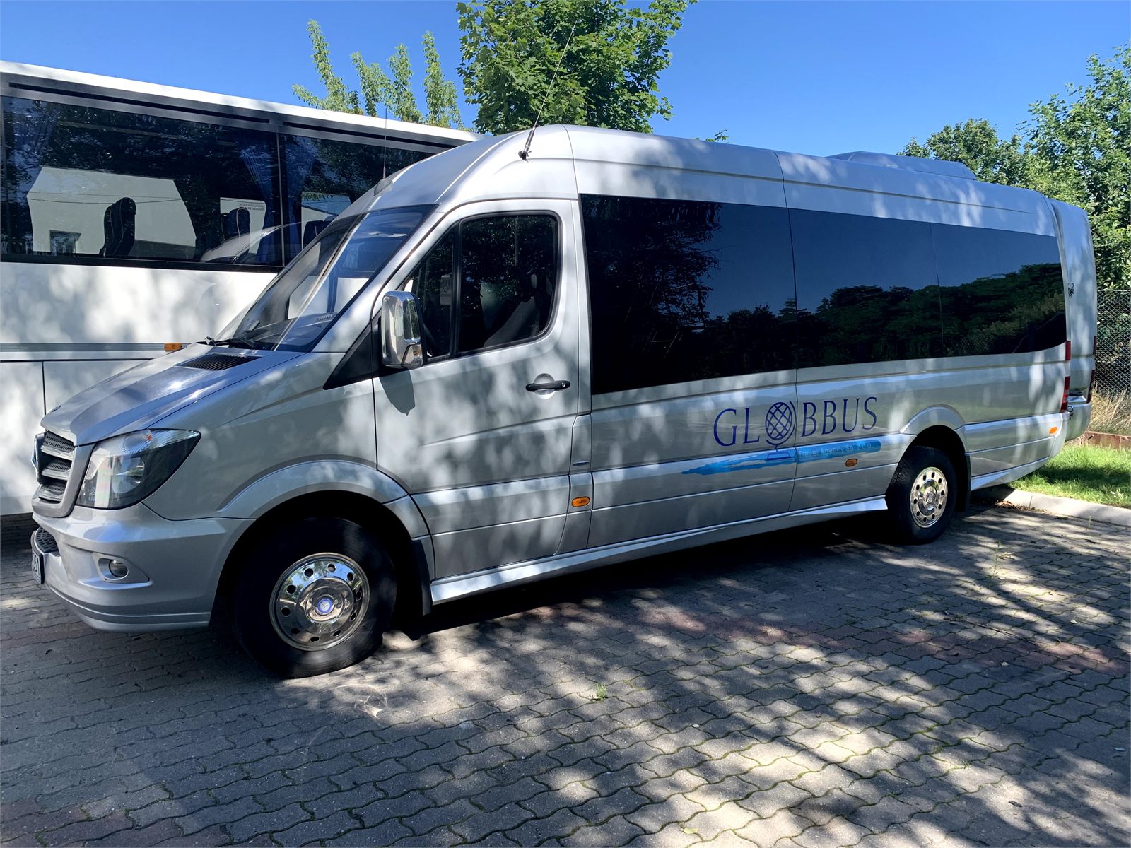Bus Mercedes-Benz Sprinter w barwach GLOBBUS