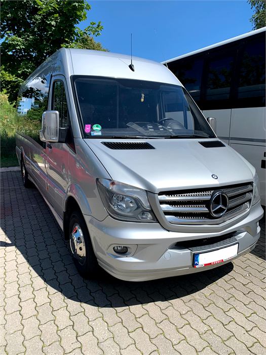 Bus Mercedes-Benz Sprinter — widok z przodu