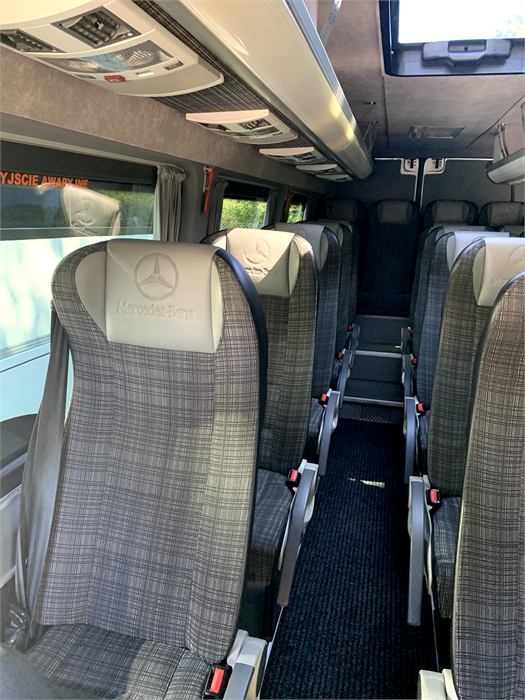 Wnętrze busa Mercedes-Benz — przejście