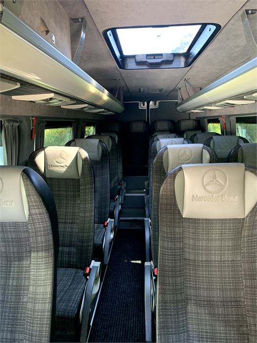 Wnętrze busa Mercedes-Benz — zagłówki foteli