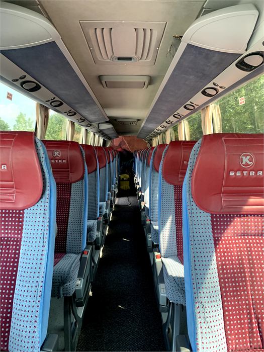 Wnętrze autokaru Setra — przejście między fotelami