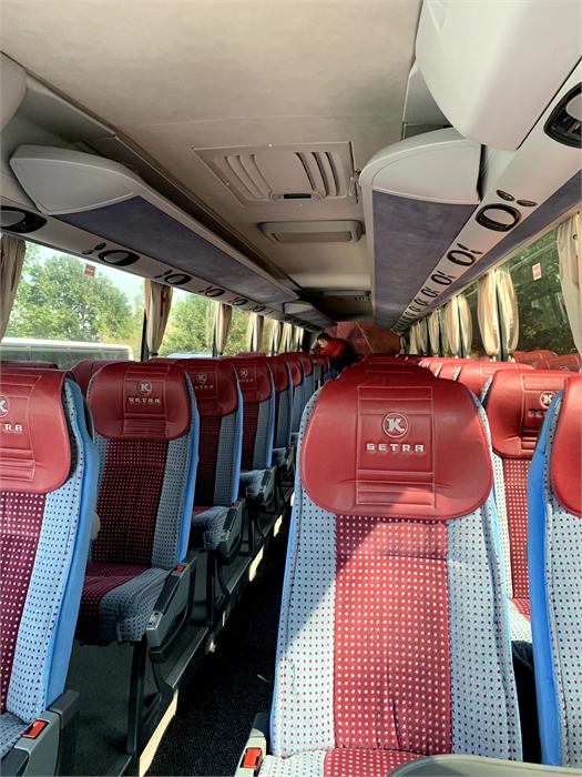 Wnętrze autokaru Setra — fotele pasażerskie