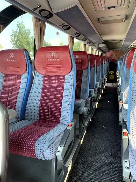 Wnętrze autokaru Setra — rząd foteli