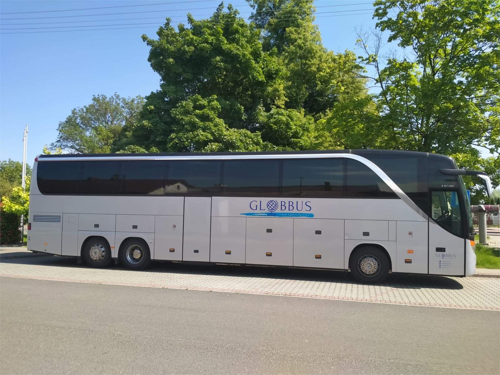 Autokar Setra w barwach GLOBBUS — widok z boku