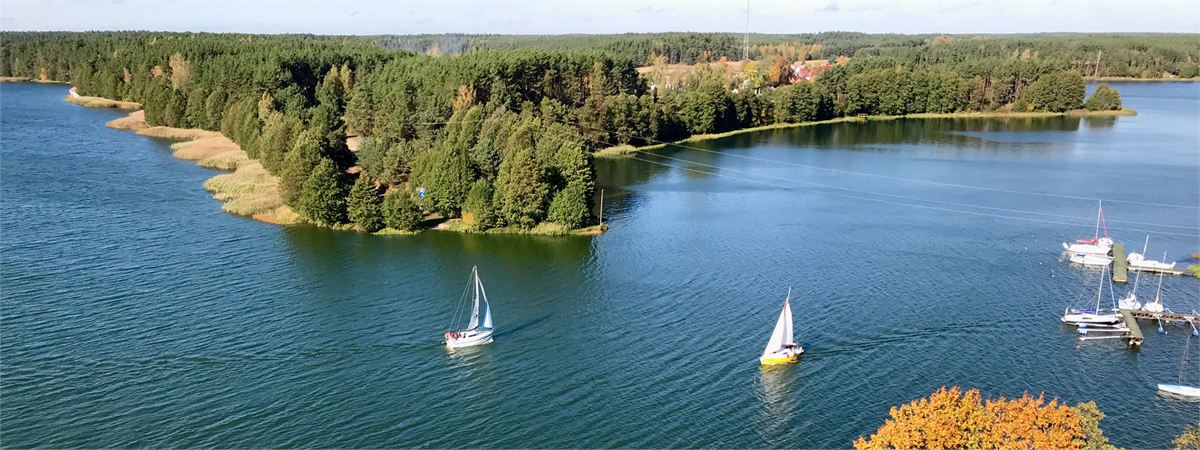 Jezioro z żaglówkami